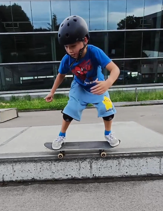Kinder beim Skateboard-Kurs